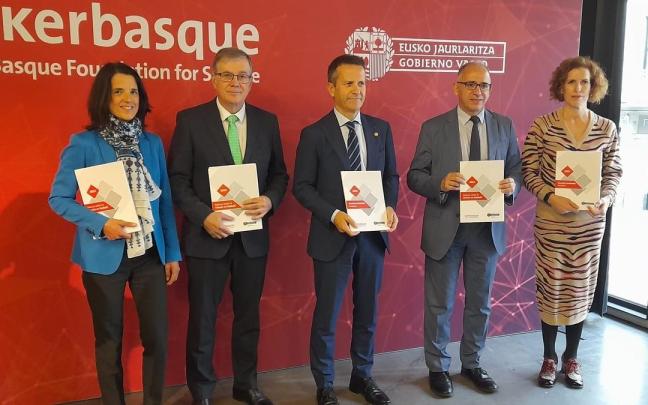 El consejero de Educación, Jokin Bildarratza, el viceconsejero de Universidades e Investigación, Adolfo Morais, y el director científico de Ikerbasque, Fernando Cossío, presentan el Informe sobre la Ciencia en Euskadi 2023