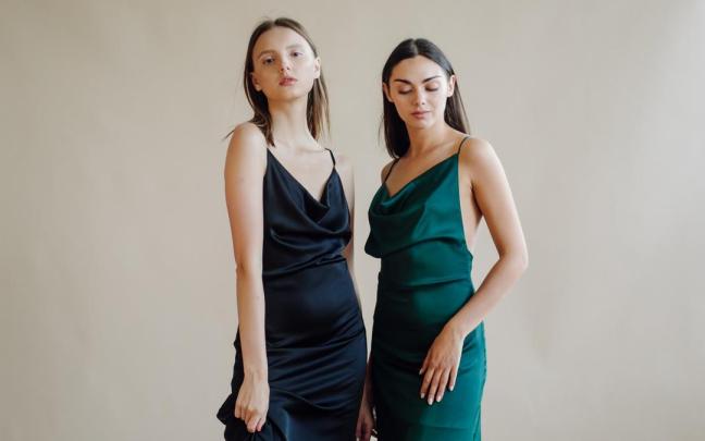 Dos mujeres jóvenes con vestidos lenceros.