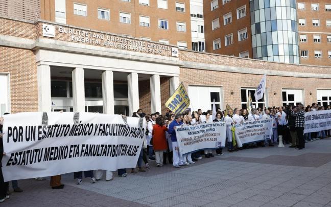 Concentración de médicos en el Hospital de Cruces en Barakaldo durante la primera jornada de huelga por un estatuto marco propio.