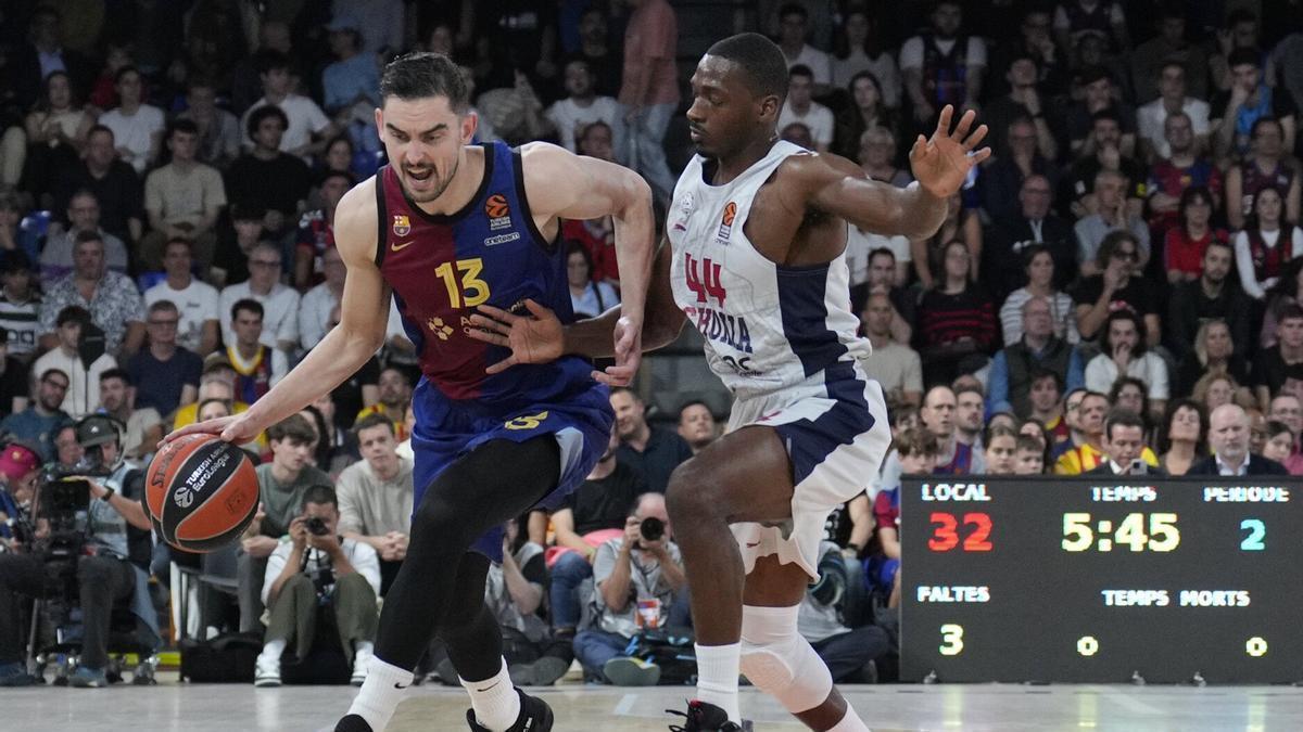 Satoransky intenta a superar a Baldwin en el último partido jugado entre Baskonia y Barça, jugado en el Palau Blaugrana. / ALEJANDRO GARCÍA