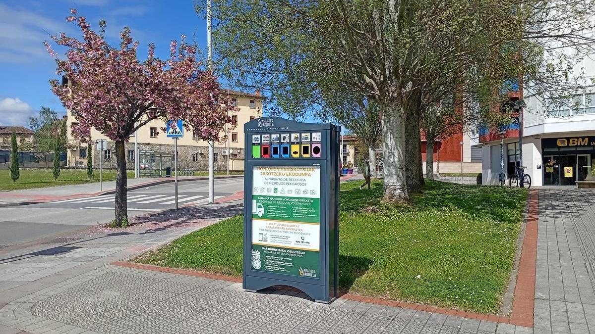 El nuevo mini punto limpio o ekogune instalado en la calle Araba de Amurrio