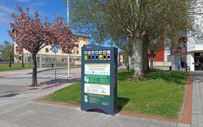 El nuevo mini punto limpio o ekogune instalado en la calle Araba de Amurrio
