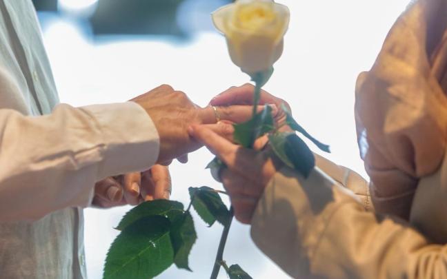 Una pareja se coloca las alianzas. Una pareja se coloca las alianzas.