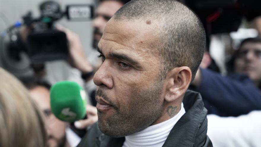 Dani Alves llega a la casa que compartía junto a Joana Sanz