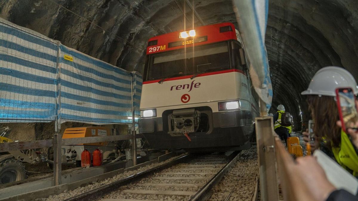 Las obras se están llevando a cabo sin cortar el tránsito de trenes.