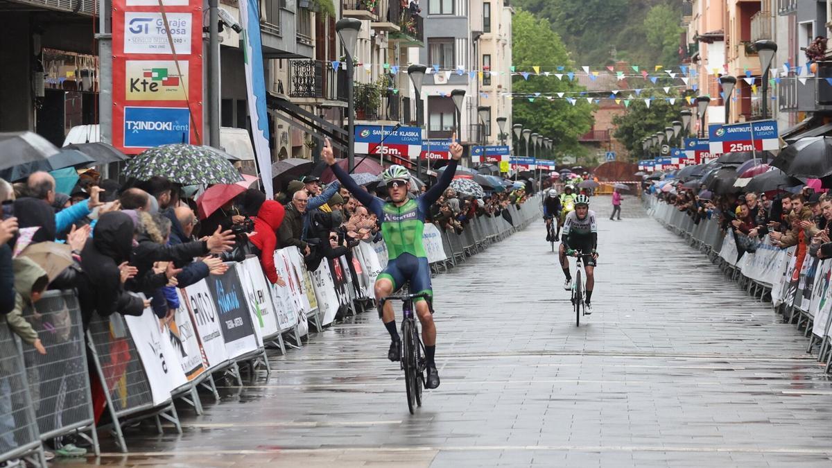 Daniel Cavia, el ganador de la última edición, entrando a meta.