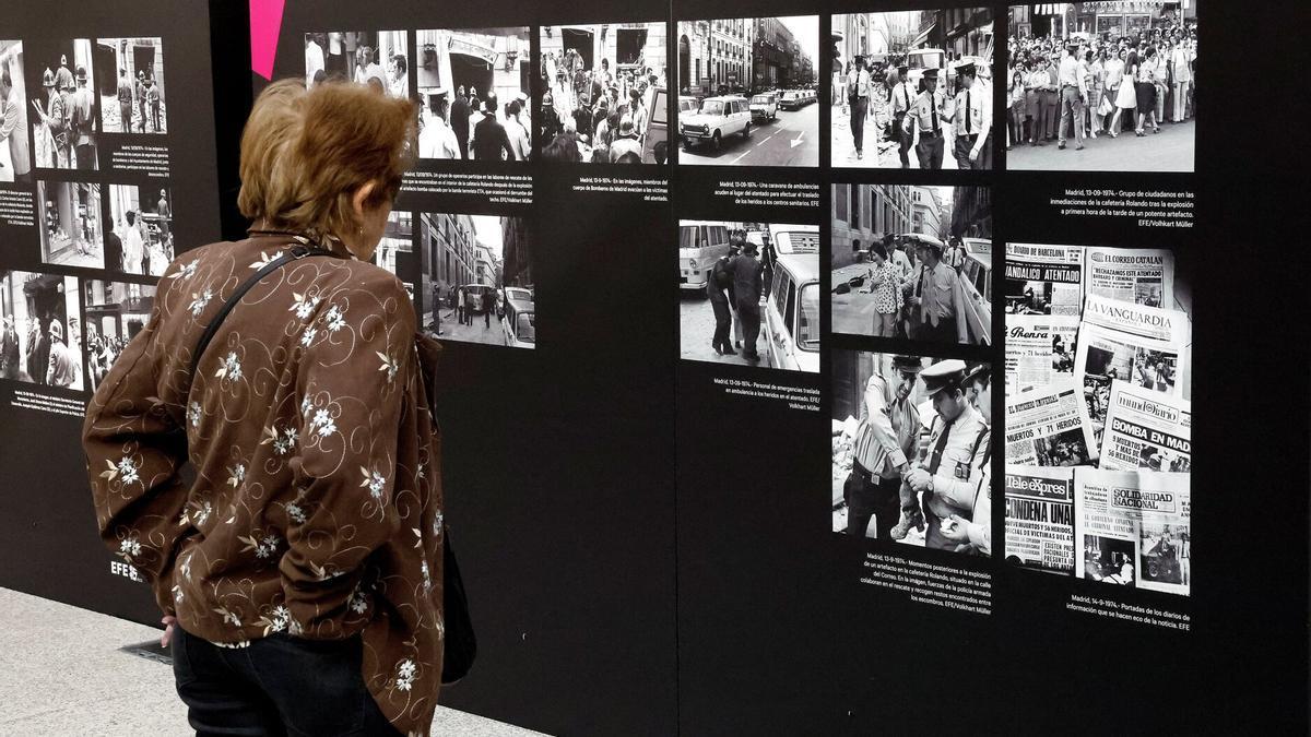 Inauguración de la exposición "Cincuenta imágenes para la memoria" de la Fundación Víctimas del Terrorismo en memoria de los trece fallecidos en el atentado cometido el 13 de septiembre de 1974 en la cafetería Rolando.