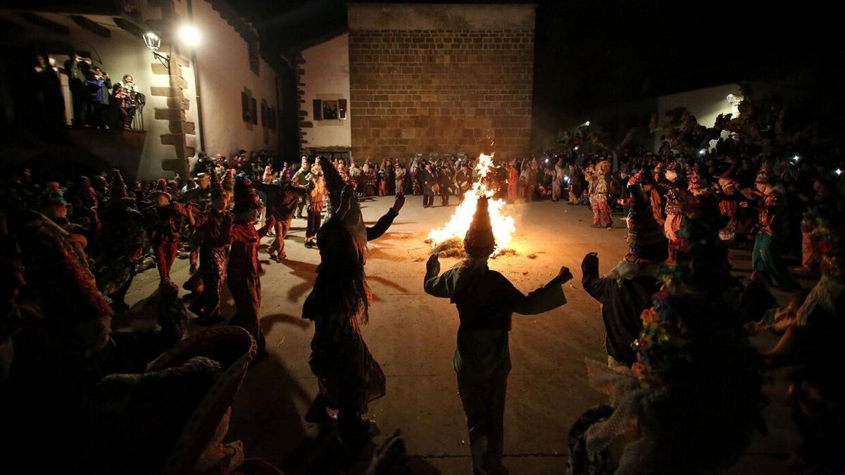 La captura y quema de Miel Otxin se convirtió en un espectáculo multitudinario. En la escena, la feliz comitiva bailando el zortziko en torno a la hoguera.