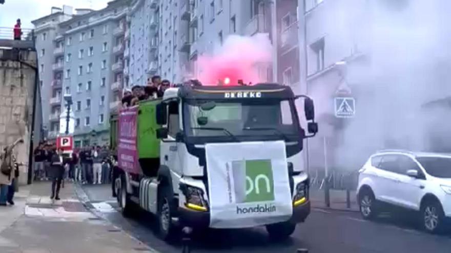 Kamioian Unbetik Untzagara, Eibarko plazan ospatzeko igoera zaletuekin.