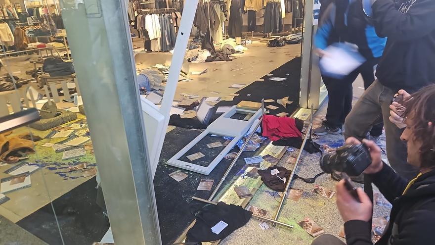 Huelga-17M: Destrozan el Pull&Bear en Bilbao