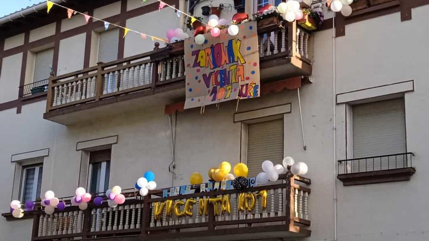 La fachada situada frente a la casa de Vicenta, engalanada para la ocasión.