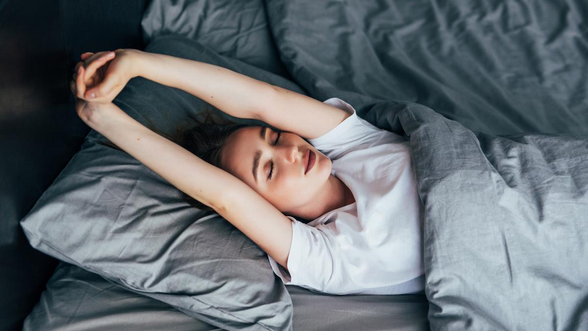 Una joven tras tener un sueño reparador