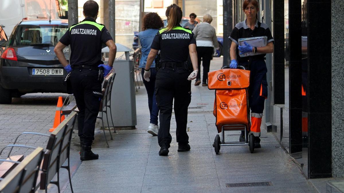 Dos agentes de la Policía Municipal patrullando por las calle de Eibar.