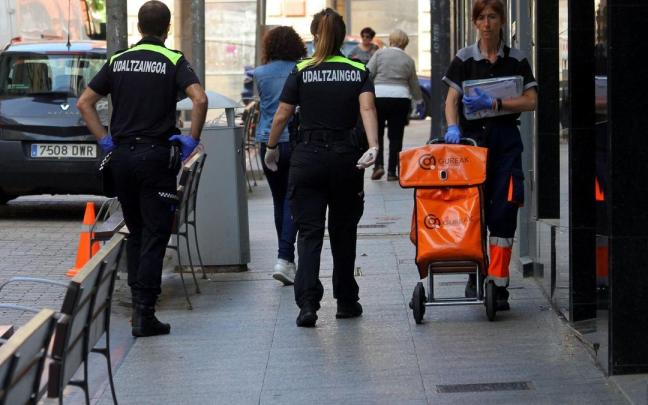 Dos agentes de la Policía Municipal patrullando por las calle de Eibar. / Jabi Leon Dos agentes de la Policía Municipal patrullando por las calle de Eibar.