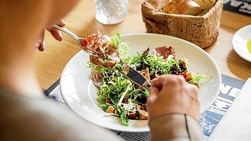 Descartan la idea de “comer de todo”, ya que es una coartada para los excesos