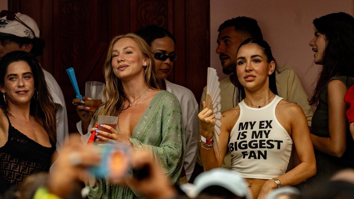 Las actrices María León (i) y Ester Expósito (c) durante un concierto del cantante Bad Bunny, en el Riyadh Air Metropolitano, el pasado 30 de mayo.