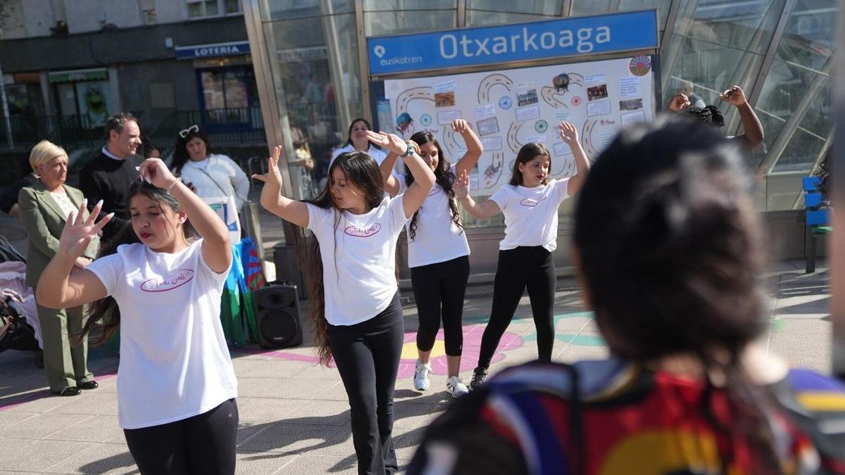 El coro está compuesto por 15 mujeres gitanas, con edades que van desde los 19 a los 57 años.