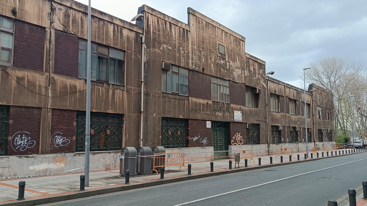 El histórico edificio de la Escuela de Aprendices en Sestao precisa de una rehabilitación.