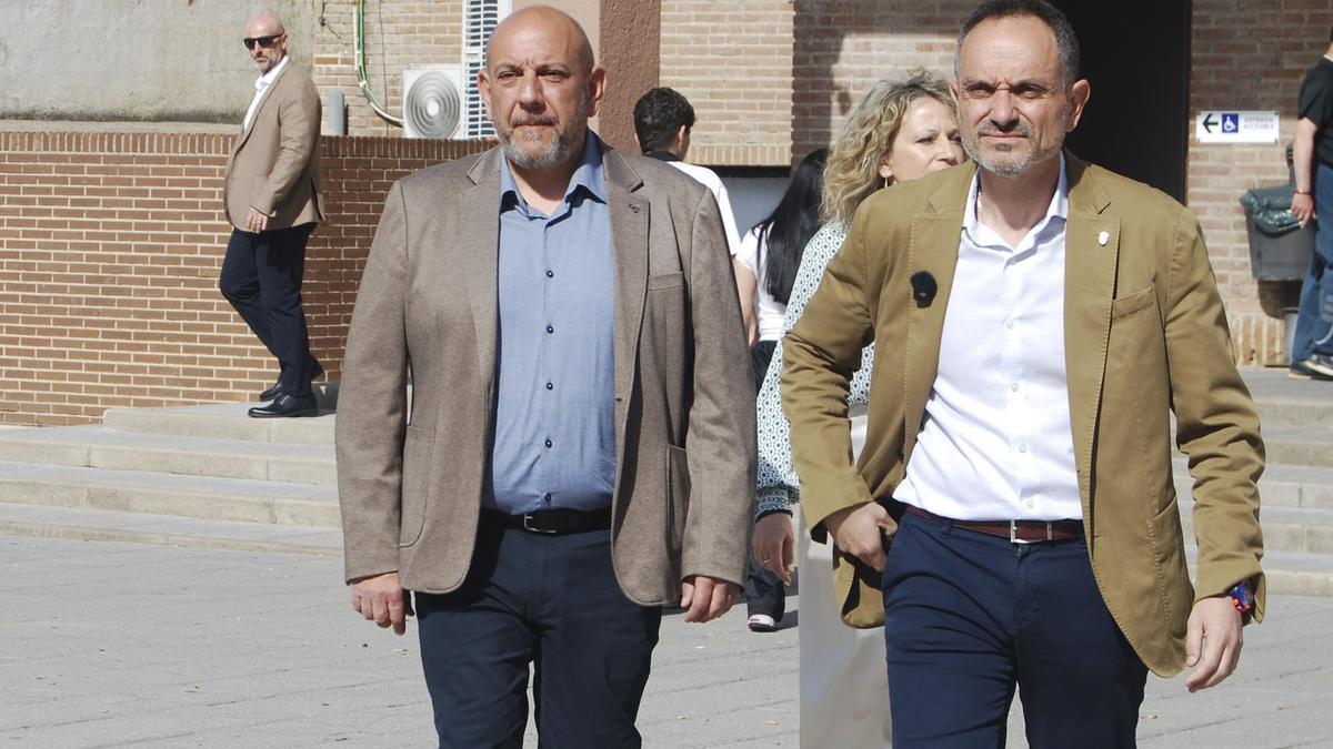 El alcalde de Móstoles, Manuel Bautista (a la derecha), tras comparecer frente al Ayuntamiento.