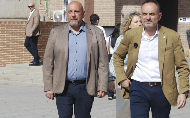El alcalde de Móstoles, Manuel Bautista (a la derecha), tras comparecer frente al Ayuntamiento.