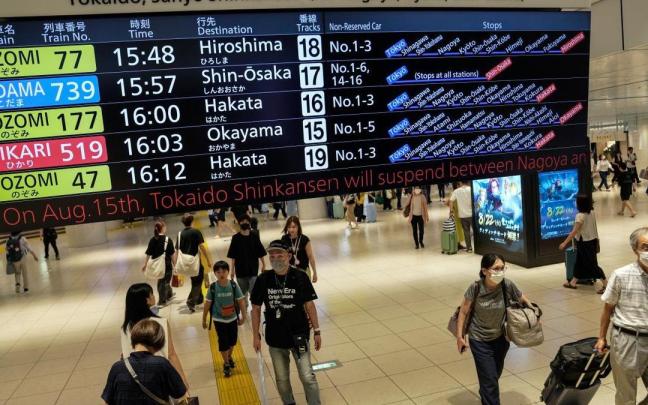 Gente volviendo a su casa tras los vuelos y trenes que han sido cancelados por el tifón Lan. Gente volviendo a su casa tras los vuelos y trenes que han sido cancelados por el tifón Lan.