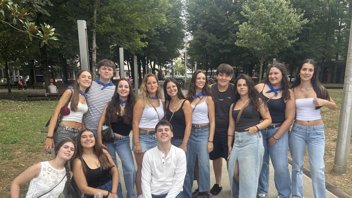 La juventud zornotzarra disfruta de la comida de cuadrillas en el parque Zelaieta