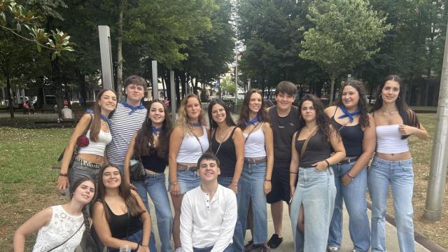 La juventud zornotzarra disfruta de la comida de cuadrillas en el parque Zelaieta