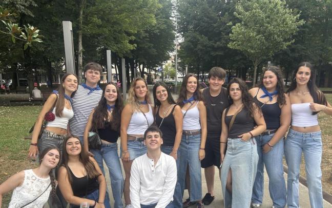 La juventud zornotzarra disfruta de la comida de cuadrillas en el parque Zelaieta