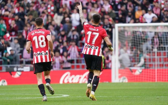 Yuri señala a la grada en la celebración del gol que sirvió para recortar distancias en la primera parte. Yuri señala a la grada en la celebración del gol que sirvió para recortar distancias en la primera parte.