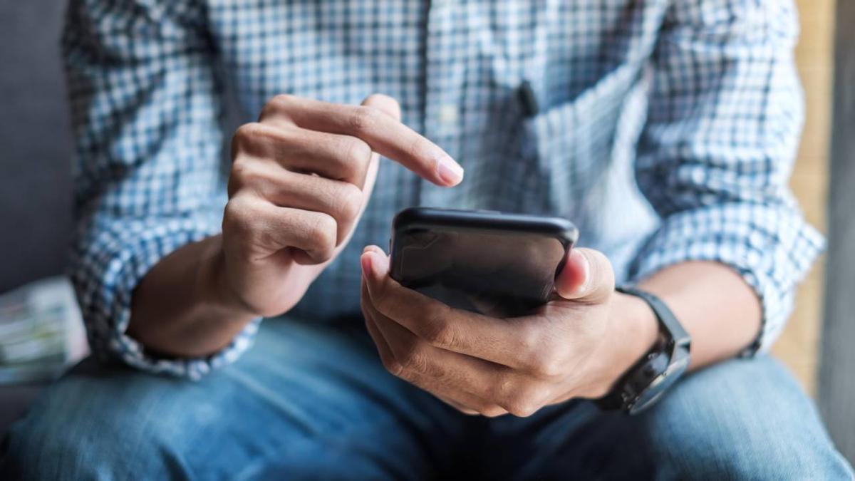 Hombre utiliza el móvil