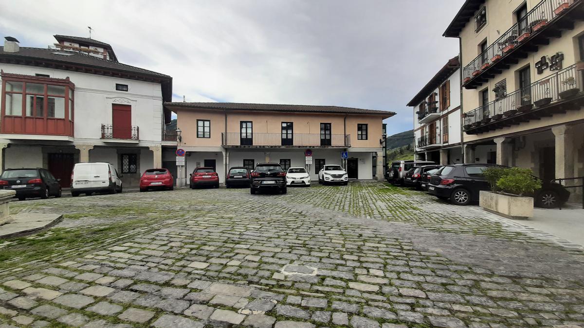 Coches aparcados en Goikoplaza, junto a entrada a ambulatorio médico, en pleno casco medieval de Artziniega