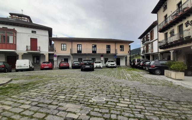 Coches aparcados en Goikoplaza, junto a entrada a ambulatorio médico, en pleno casco medieval de Artziniega