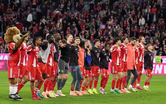 Los jugadores del Bayern Múnich celebran la victoria número 15 consecutiva, ante el Bayer Leverkusen.