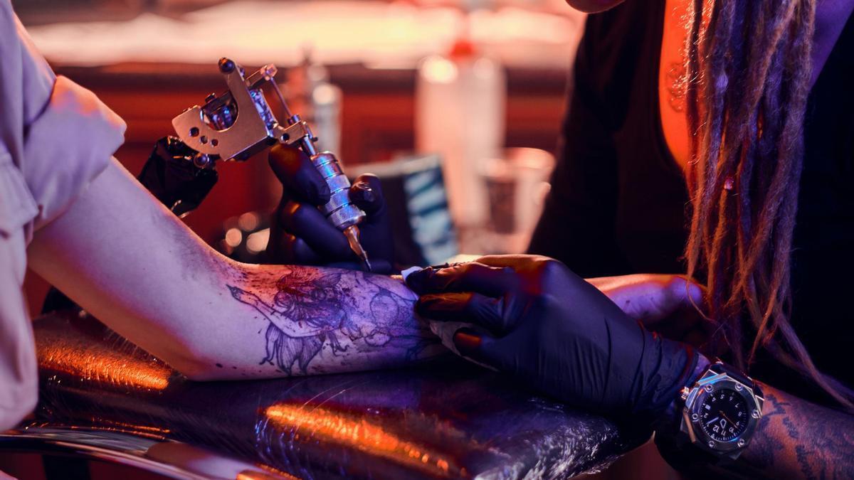 Los tatuajes provocan infecciones en el cuerpo.