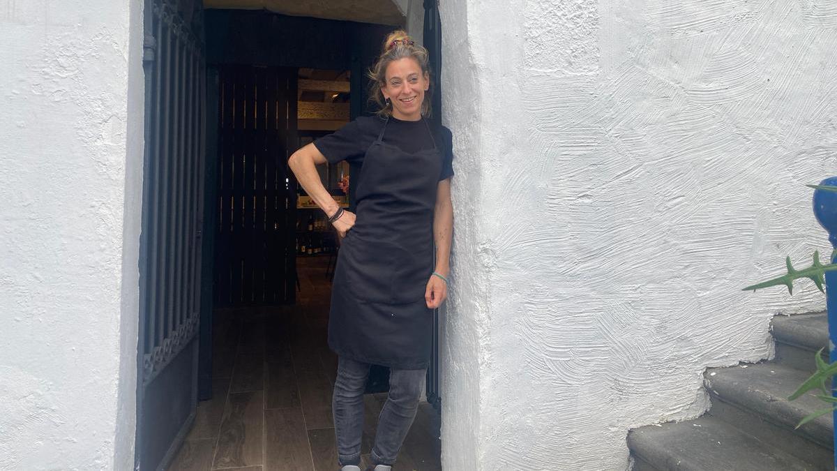 Anne Agirre en la puerta del restaurante Hamarratz.