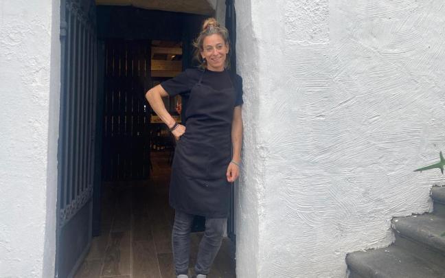 Anne Agirre en la puerta del restaurante Hamarratz.