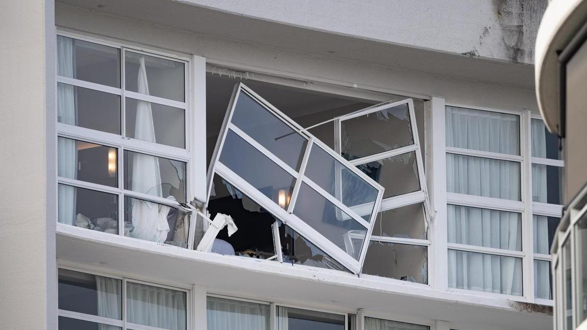 Una ventana del hotel en Cairns, rota tras el accidente aéreo.