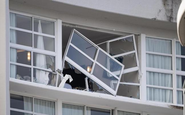 Una ventana del hotel en Cairns, rota tras el accidente aéreo.
