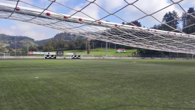 El presupuesto de 2026 contempla mejoras en la iluminación del campo de fútbol de Iraeta, pero la renovación del césped deberá esperar.