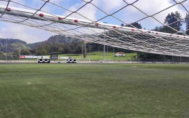 El presupuesto de 2026 contempla mejoras en la iluminación del campo de fútbol de Iraeta, pero la renovación del césped deberá esperar.