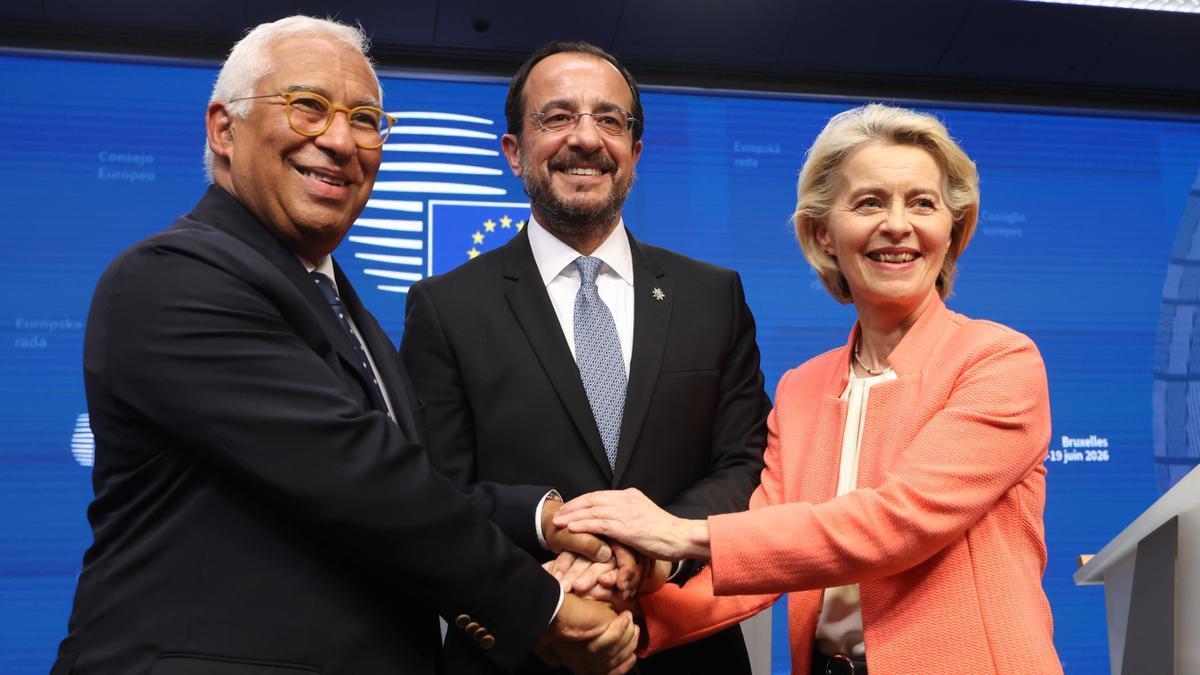 El presidente del Consejo Europeo, Antonio Costa; el presidente chipriota, Nikos Christodoulides, y la presidenta de la Comisión Europea, Ursula von der Leyen, en una rueda de prensa celebrada al término de la cumbre del Consejo Europeo en Bruse