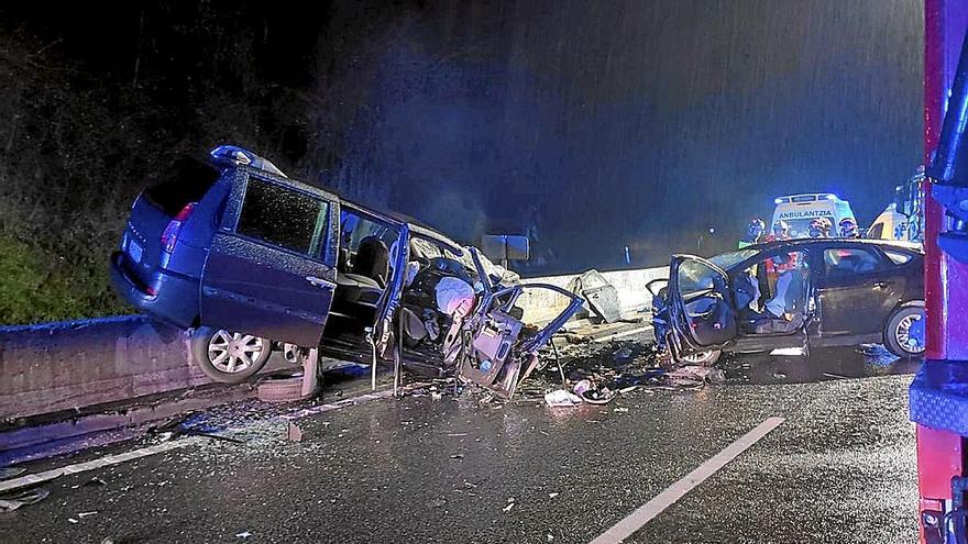 Estado en el que quedaron los vehículos tras el siniestro en la N-I en Legorreta, dirección Gasteiz. | FOTO: N.G.