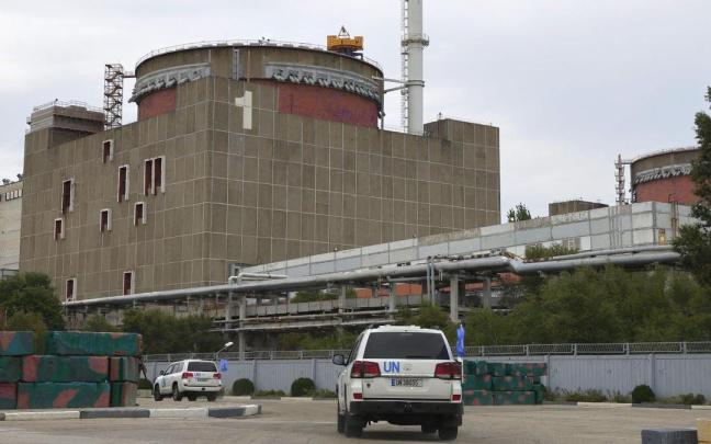 Vehículos del OIEA, junto al reactor número de 1 de la centra de Zaporiyia.