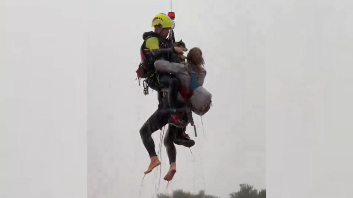 Rescate de una mujer con sus mascotas de su casa de madera en Utiel (Valencia).