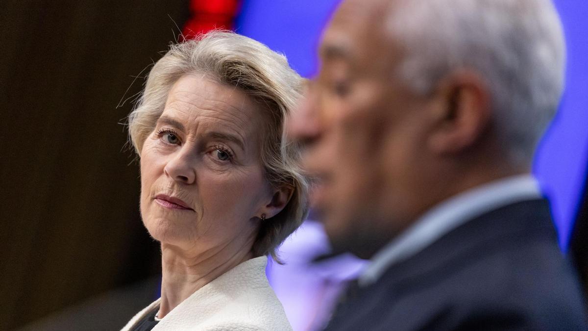 Von der Leyen comparece antes los medios junto a Antonio Costa tras la cumbre en Bruselas.