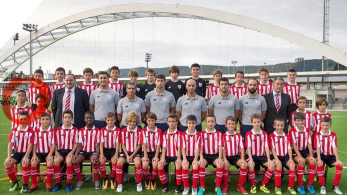 Selton, el primero por la izquierda en la segunda fila, nada más llegar a Lezama con diez años. / ATHLETIC CLUB