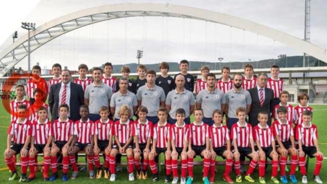 Selton, el primero por la izquierda en la segunda fila, nada más llegar a Lezama con diez años. / ATHLETIC CLUB