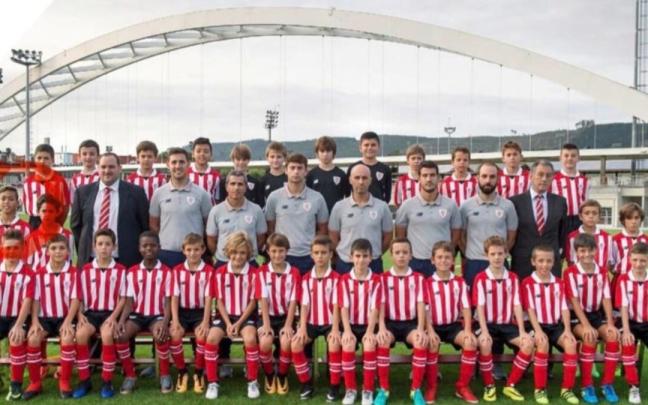 Selton, el primero por la izquierda en la segunda fila, nada más llegar a Lezama con diez años. / ATHLETIC CLUB