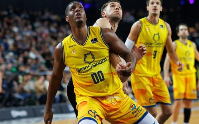 Damien Inglis pugna por un rebote con Emir Sulejmanovic.