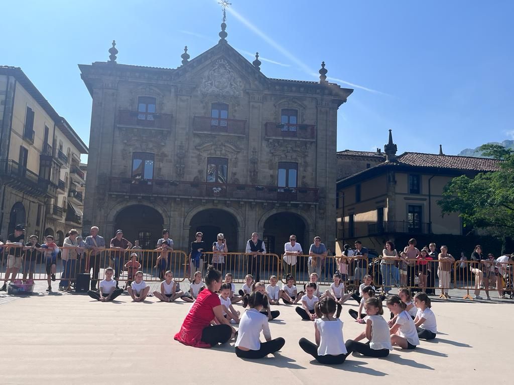 Las exhibiciones forman parte de la dinámica de la sección de rítmica oñatiarra.